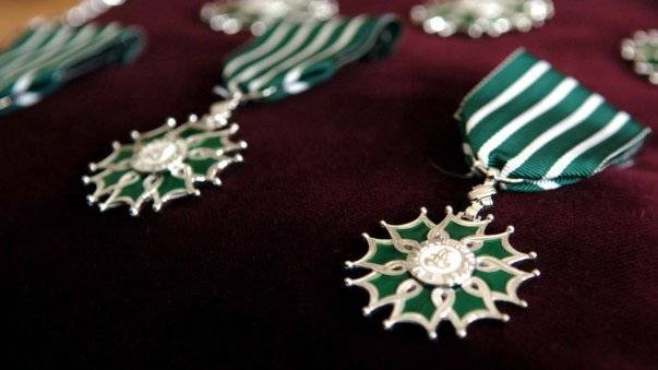Insignes de l’Ordre des Arts et des Lettres avec leurs rubans verts et blancs