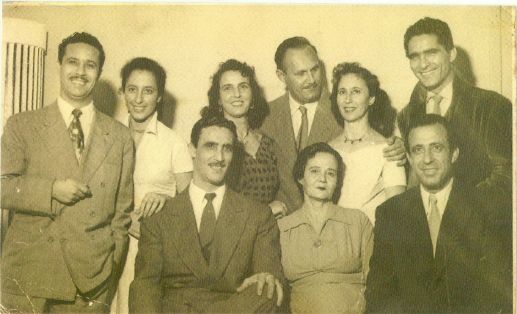 Constantin Andréou assis avec huit membres de sa famille à Curitiba, au Brésil, à la fin des années 1950