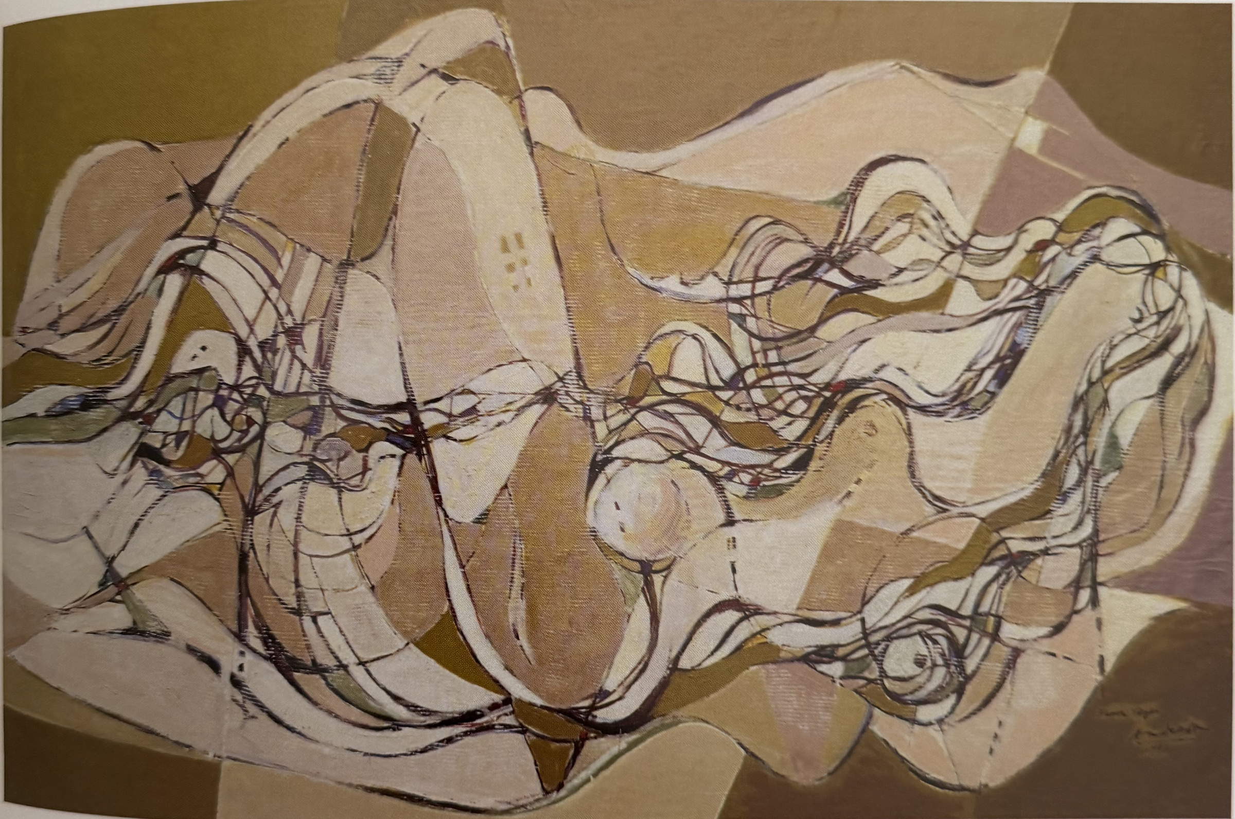 Des formes féminines allongées et des contours sombres en boucles parcourent une large composition ocre, crème et rose pâle