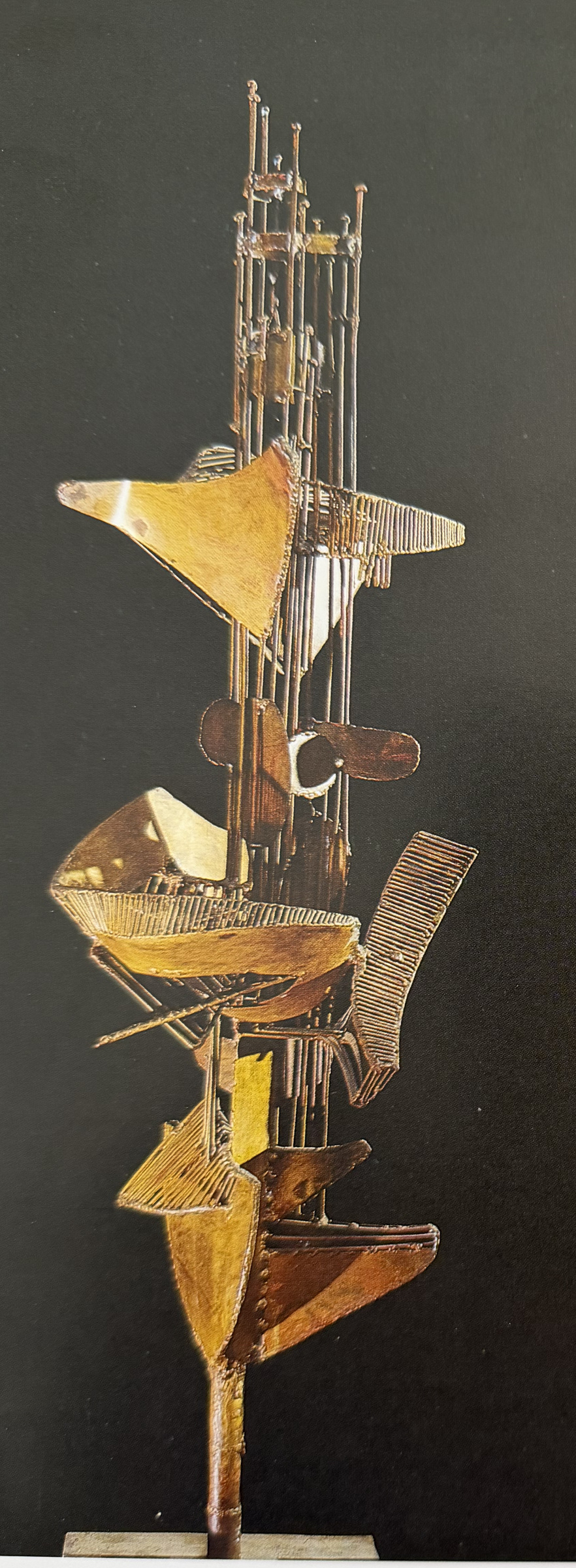 Colonne ouverte et évolutive, œuvre de Constantin Andréou