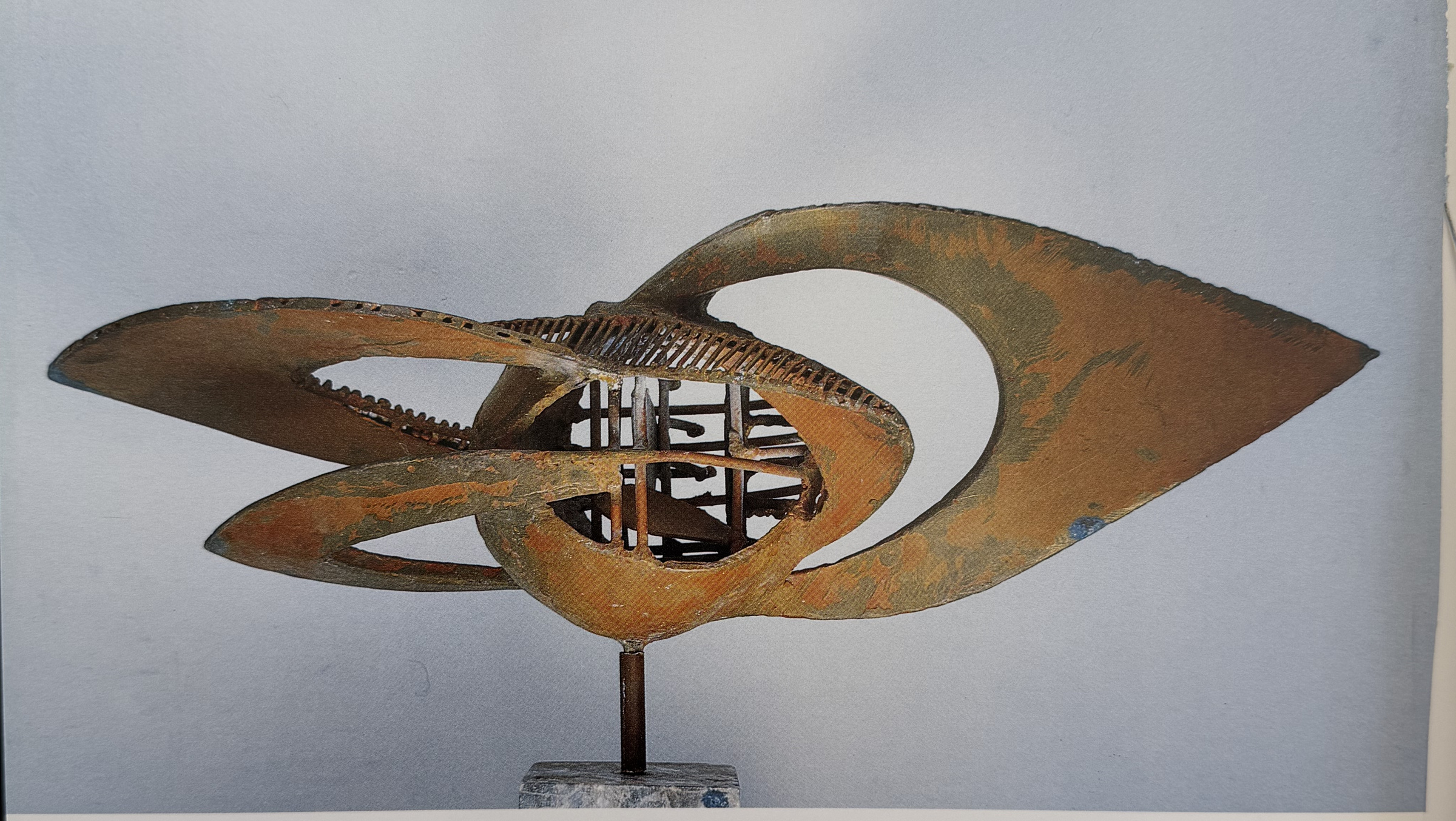 Des plaques de laiton pointues entourent une armature centrale ajourée dans une sculpture allongée en forme d’œil